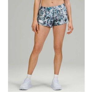 Lululemon - Hotty Hot Low Rise Short 2.5"